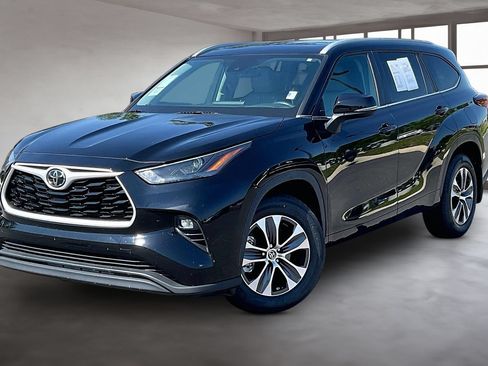 Used 2024 Toyota Highlander XLE AWD/4WD image 3