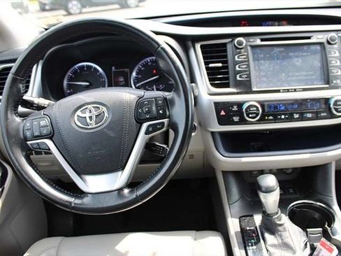 Used 2017 Toyota Highlander XLE AWD/4WD image 11