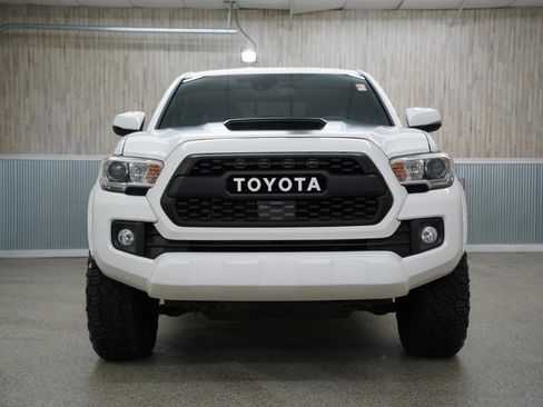 Used 2018 Toyota Tacoma TRD Sport image 2