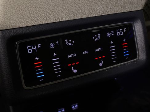 Used 2019 Audi e-tron Prestige w/ Prestige Package image 40