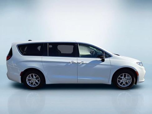 Used 2024 Chrysler Pacifica Touring-L FWD image 3