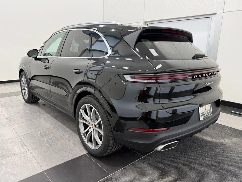 Used 2026 Porsche Cayenne E-Hybrid AWD/4WD image 3