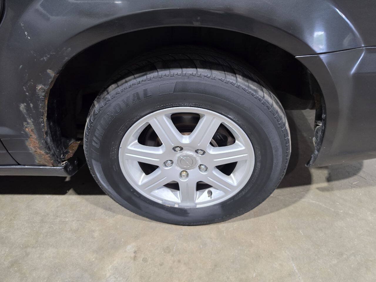 Used 2011 Chrysler Town & Country Touring FWD image 21