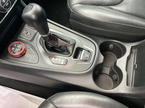 Used 2019 Jeep Cherokee Trailhawk AWD/4WD image 32