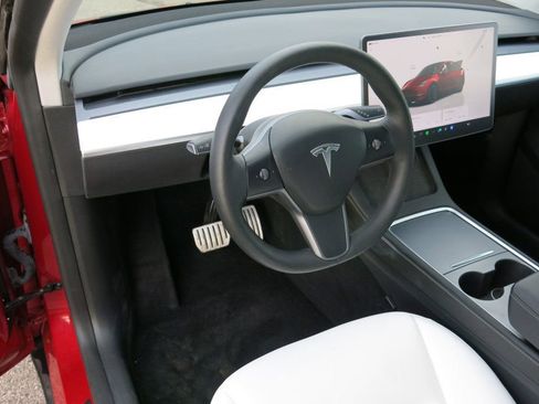 Used 2023 Tesla Model Y Performance image 11