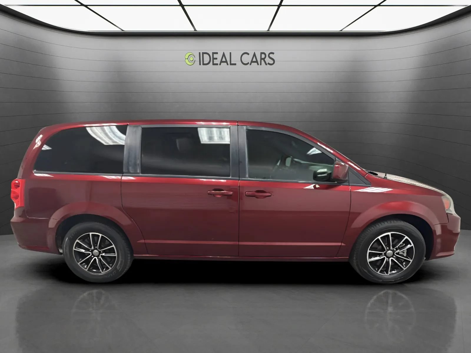 Used 2018 Dodge Grand Caravan SXT w/ Blacktop Package FWD image 4