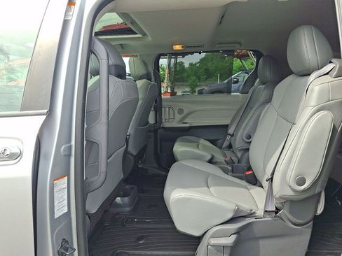Used 2021 Toyota Sienna XLE FWD image 21