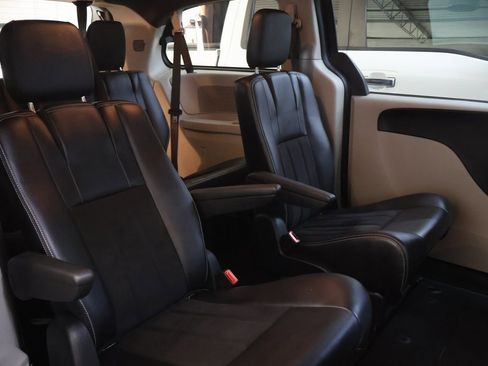 Used 2019 Dodge Grand Caravan SXT image 13