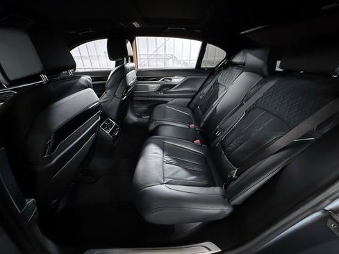 Used 2022 BMW 750i xDrive w/ Luxury Rear Seating Package image 18