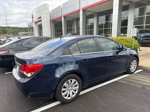 Used 2011 Chevrolet Cruze LS image 2