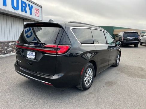 Used 2022 Chrysler Pacifica Touring FWD image 11
