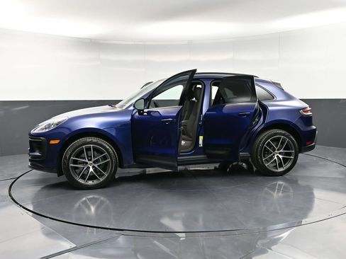 Certified 2025 Porsche Macan AWD/4WD image 37