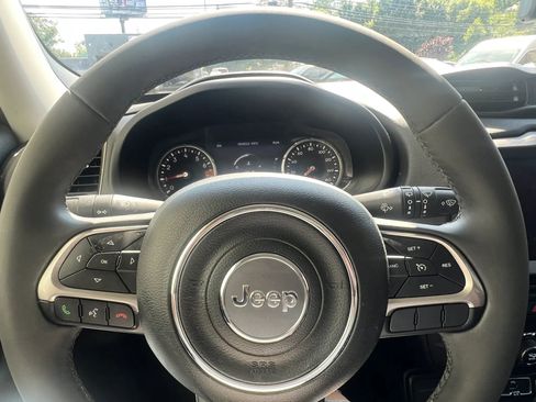 Used 2022 Jeep Renegade Latitude AWD/4WD image 19