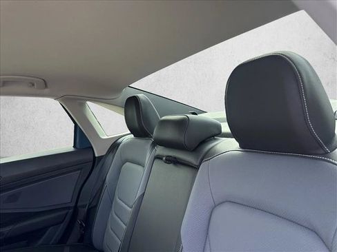 Used 2025 Volkswagen Jetta SEL FWD image 18