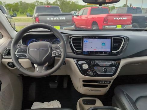 Used 2023 Chrysler Pacifica Touring-L FWD image 30