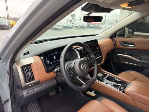 Used 2024 Nissan Pathfinder Platinum w/ Cargo Package image 4