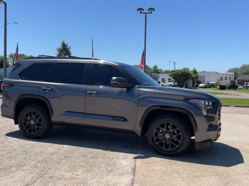 Used 2024 Toyota Sequoia Platinum AWD/4WD image 2