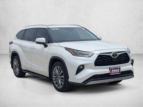 Used 2020 Toyota Highlander Platinum FWD image 3