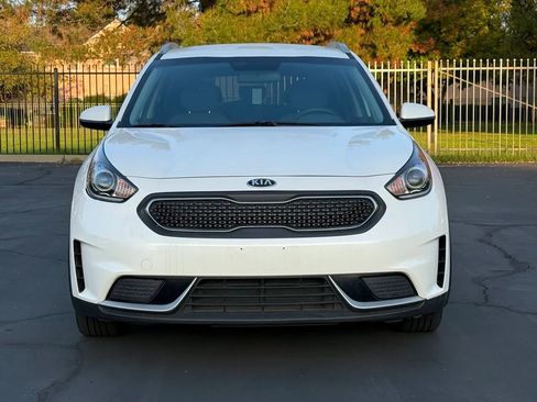 Used 2017 Kia Niro LX image 2