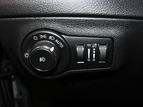 Used 2019 Jeep Compass Latitude FWD image 9