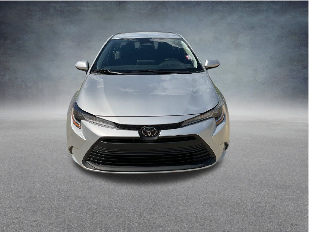 Used 2025 Toyota Corolla LE FWD image 2