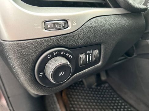 Used 2017 Jeep Cherokee Trailhawk image 36