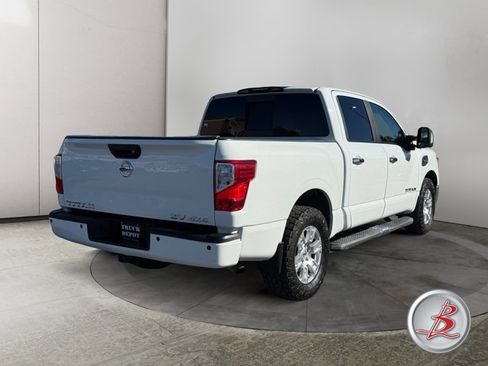 Used 2017 Nissan Titan SV image 7