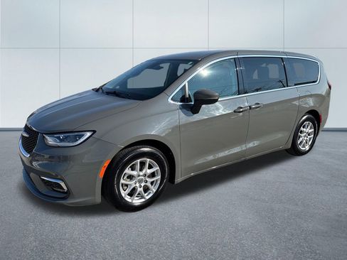 Used 2023 Chrysler Pacifica Touring-L image 2