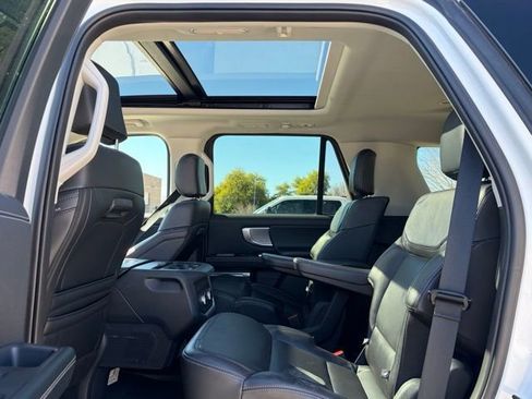 Used 2025 Ford Expedition Platinum image 14