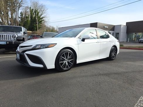 Used 2021 Toyota Camry SE w/ Cold Weather Package image 3