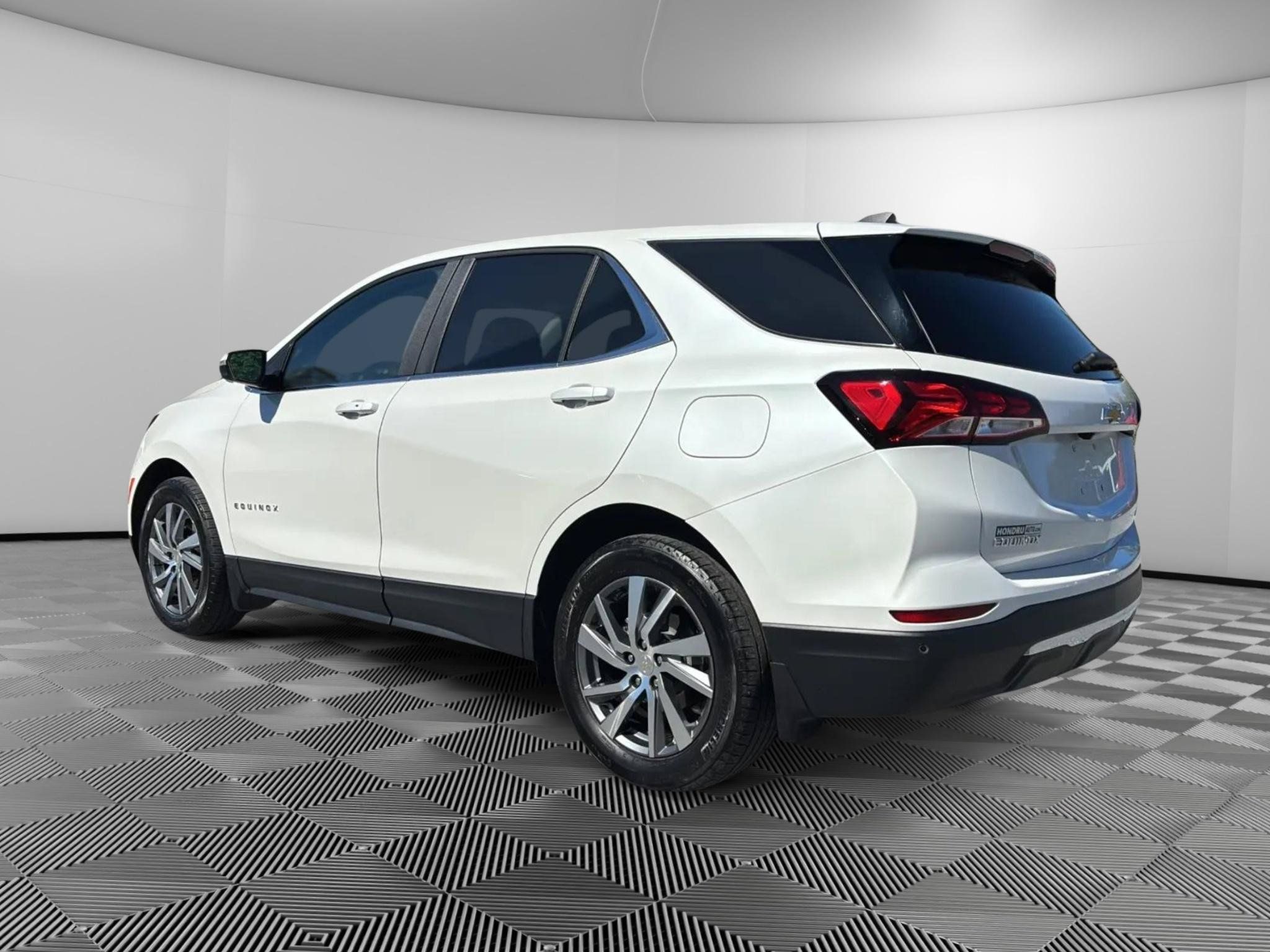 Used 2023 Chevrolet Equinox LT AWD/4WD image 3