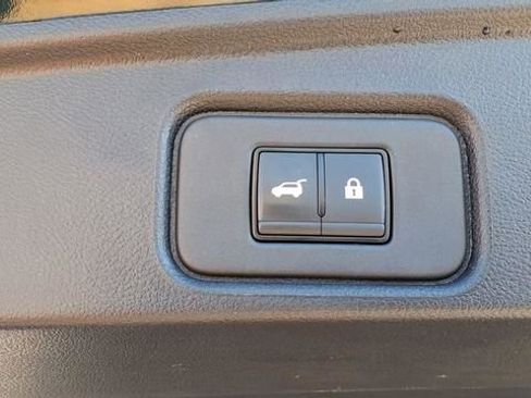 Used 2025 Nissan Pathfinder SL image 18