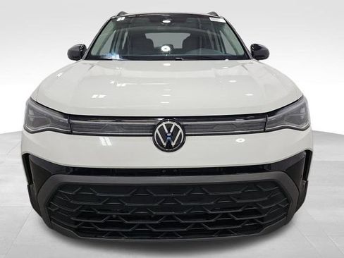 Used 2025 Volkswagen Taos SE AWD/4WD image 2