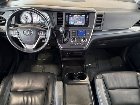 Used 2015 Toyota Sienna SE image 3