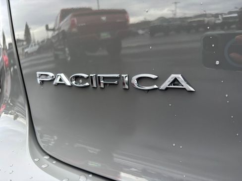 Used 2025 Chrysler Pacifica Select image 32