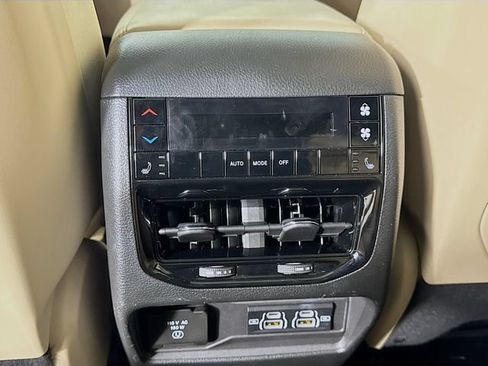 Used 2024 Jeep Grand Cherokee L Limited w/ Luxury Tech Group II AWD/4WD image 31