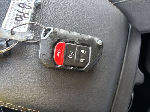 Used 2025 Jeep Wrangler Unlimited Sahara AWD/4WD image 24