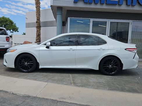 Used 2020 Toyota Camry XSE image 3
