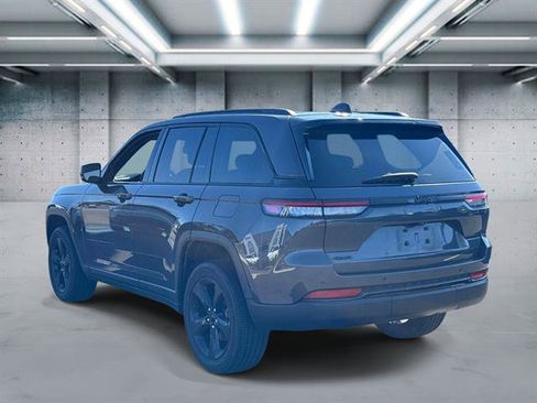 Used 2023 Jeep Grand Cherokee Altitude image 5