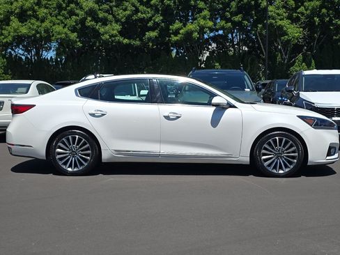 Used 2017 Kia Cadenza Premium w/ Luxury Package FWD image 3