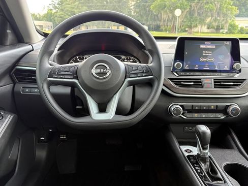 Used 2025 Nissan Altima 2.5 SV FWD image 6