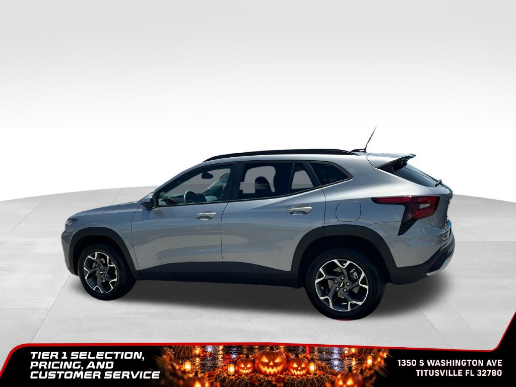Used 2025 Chevrolet Trax LT w/ LT Convenience Package FWD image 3