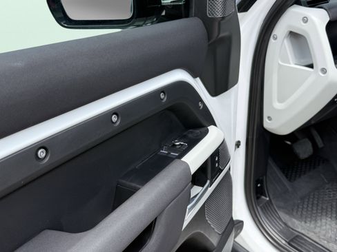 Used 2023 Land Rover Defender 90 S image 24