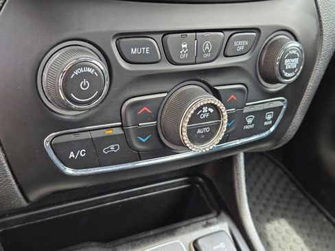 Used 2019 Jeep Cherokee Latitude Plus w/ Comfort/Convenience Group AWD/4WD image 23