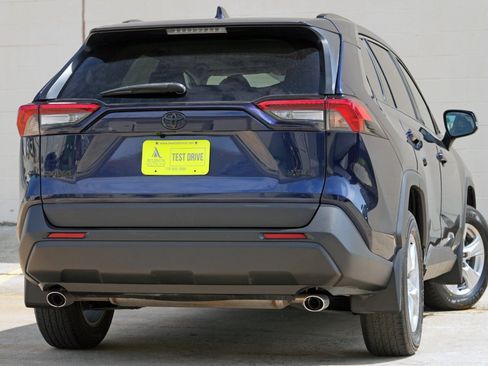 Used 2021 Toyota RAV4 XLE w/ Convenience Package FWD image 4