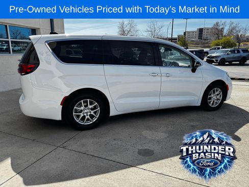Used 2024 Chrysler Pacifica Touring-L FWD image 9