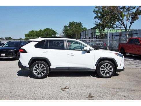 Used 2019 Toyota RAV4 XLE Premium FWD image 8