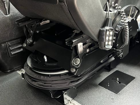 Used 2023 Chrysler Pacifica Touring-L w/ Uconnect Theater Family Group image 12