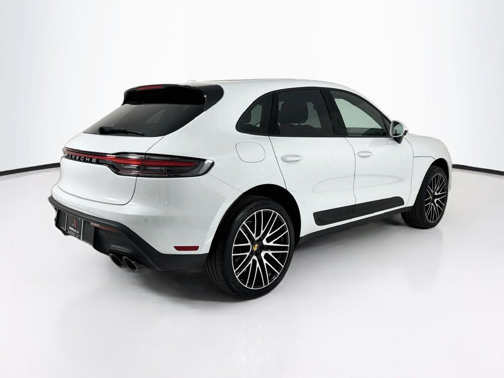 Certified 2025 Porsche Macan AWD/4WD image 9