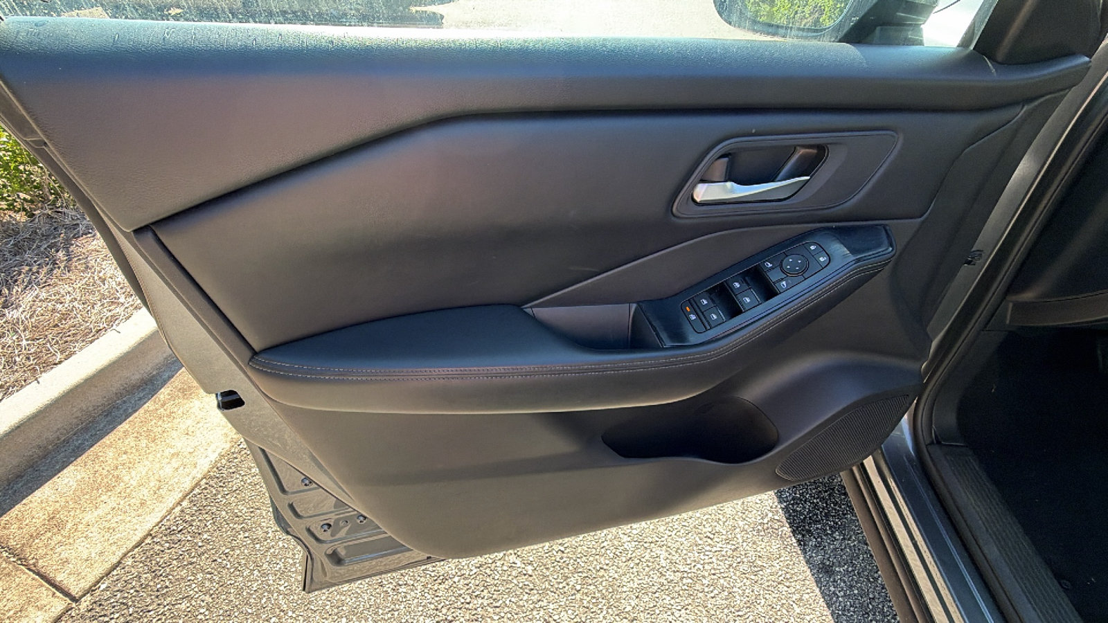 Used 2024 Nissan Rogue SV AWD/4WD image 14